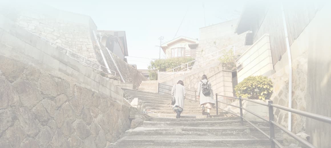 写真：住宅街の階段に2人の女性