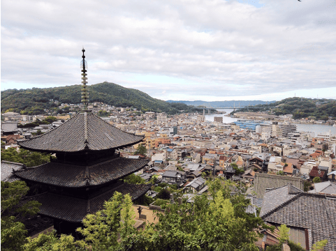 写真：海雲塔と住宅街